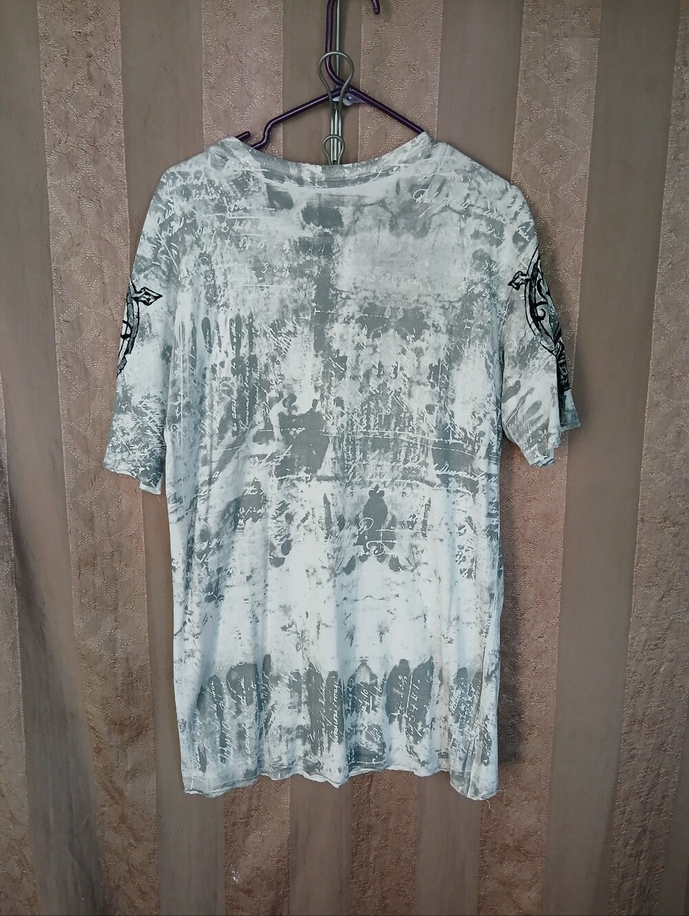 💎 Affliction Men's Top White & Gray Ornate Graphic Tee - Picture 3 of 8
